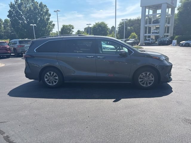 Used 2025 Toyota Sienna XLE AWD/4WD image 2