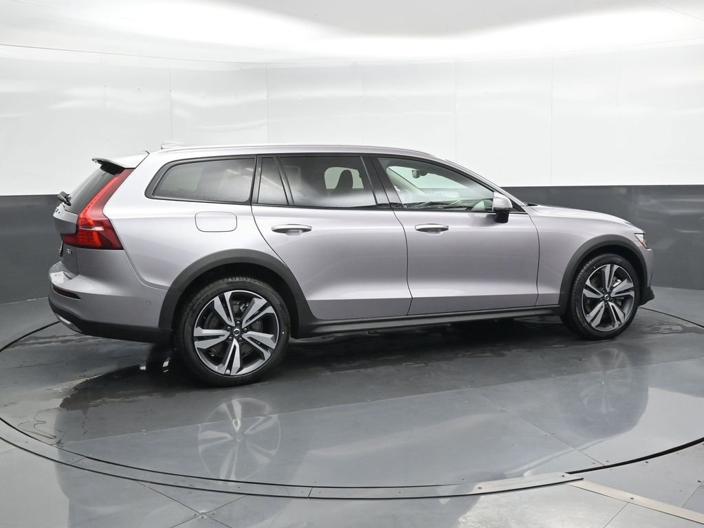 New 2026 Volvo V60 B5 Cross Country Plus w/ Climate Package AWD/4WD image 2