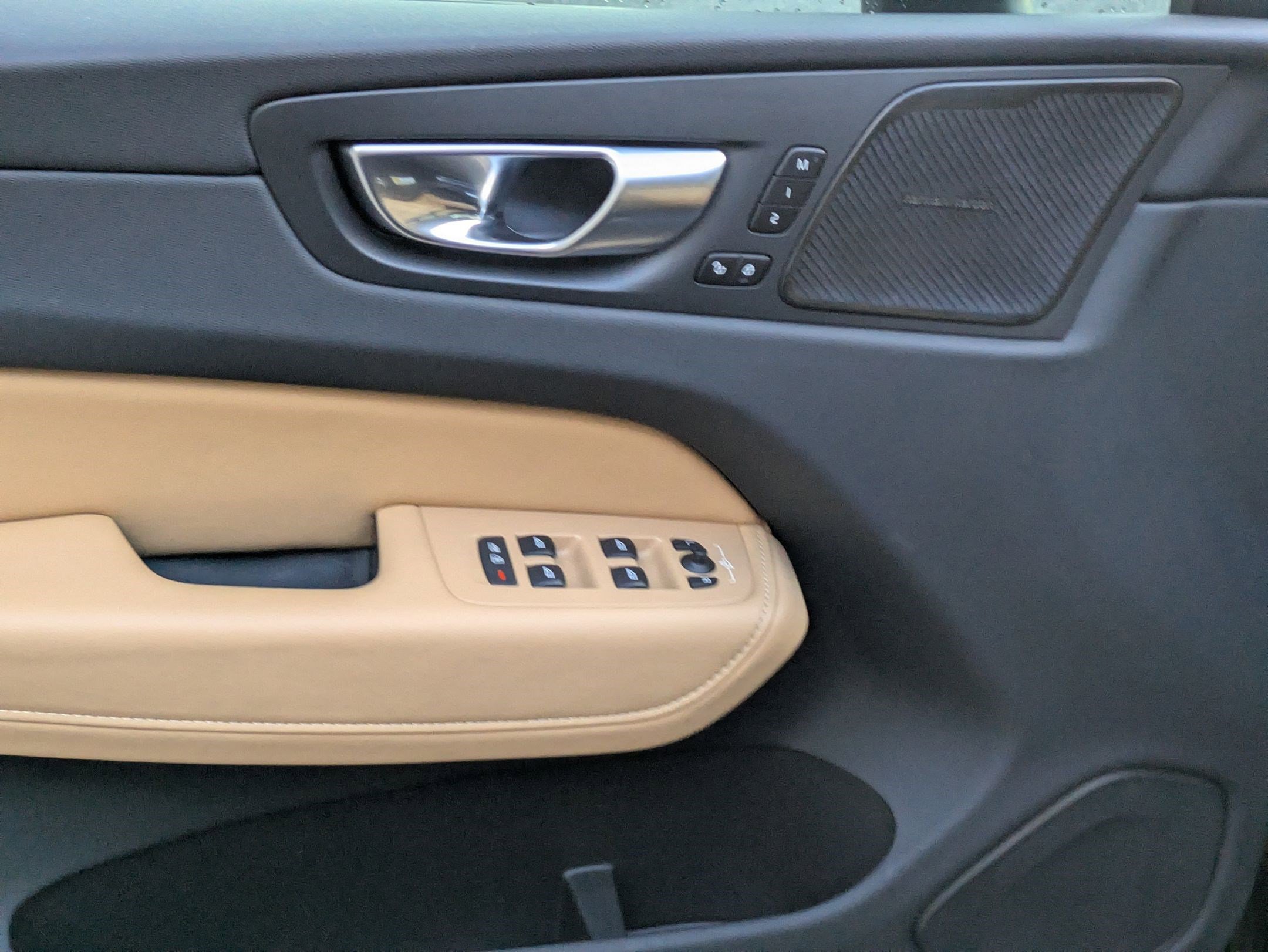 Certified 2023 Volvo XC60 B6 Ultimate w/ Protection Package Premier image 13