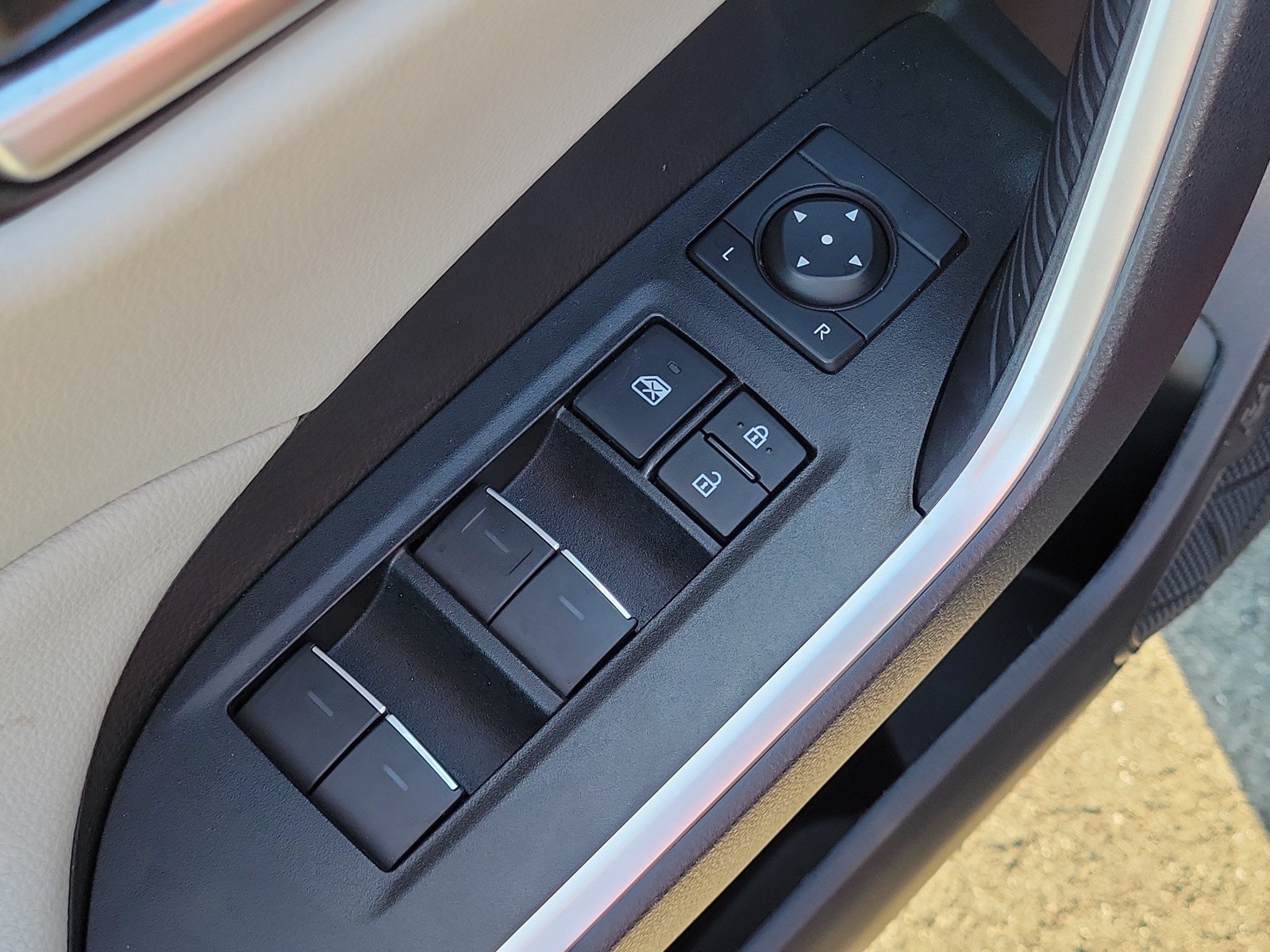 Used 2025 Toyota RAV4 XLE w/ Convenience Package FWD image 14
