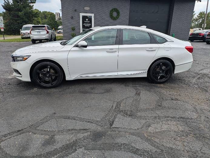 Used 2018 Honda Accord Touring image 3