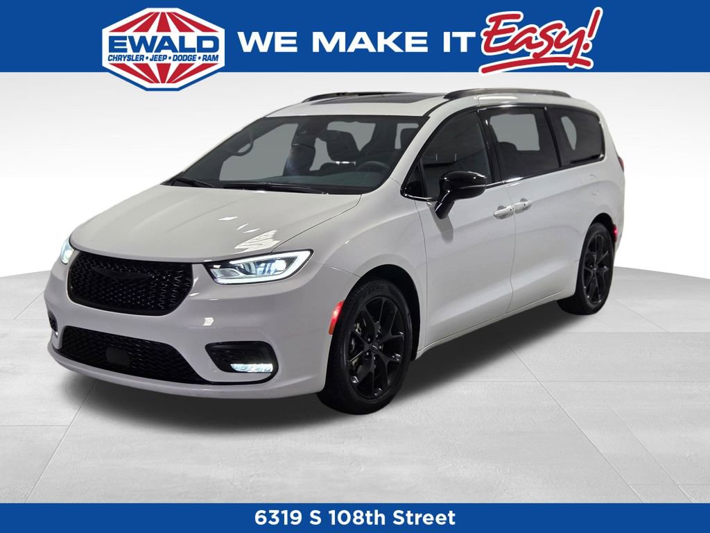 Certified 2025 Chrysler Pacifica Limited image 1