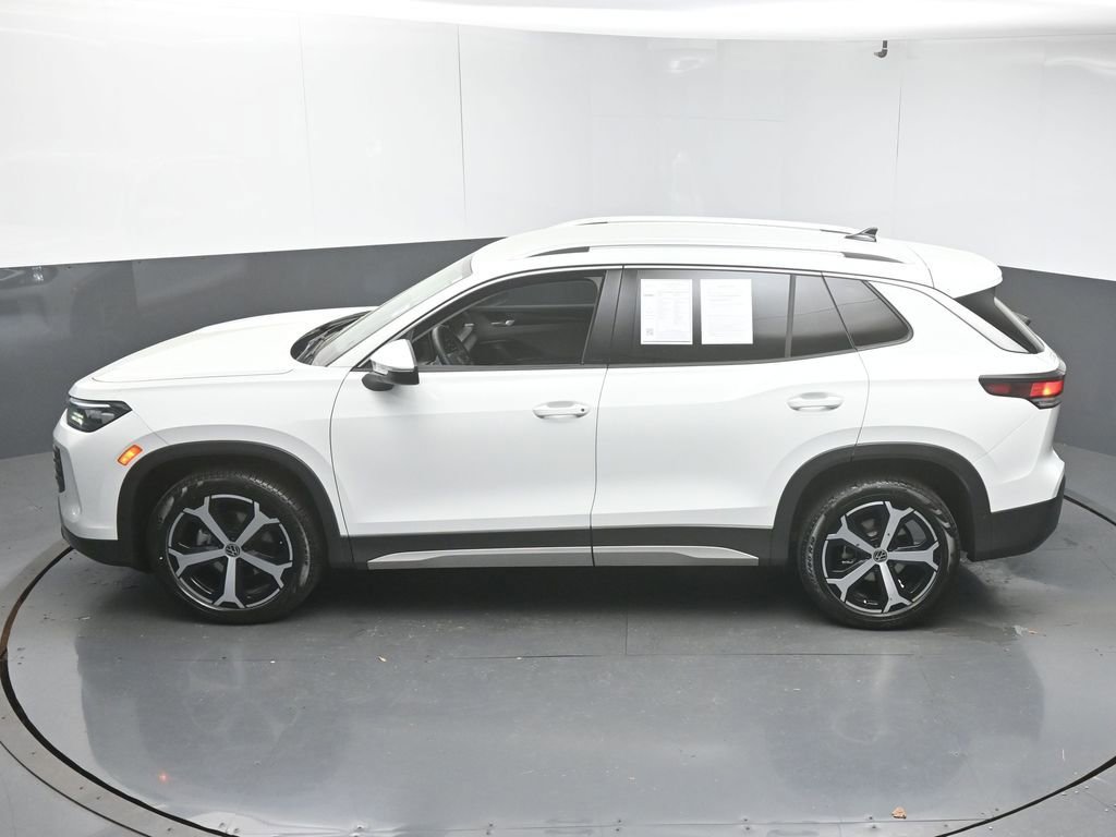 Certified 2025 Volkswagen Tiguan SE FWD image 45