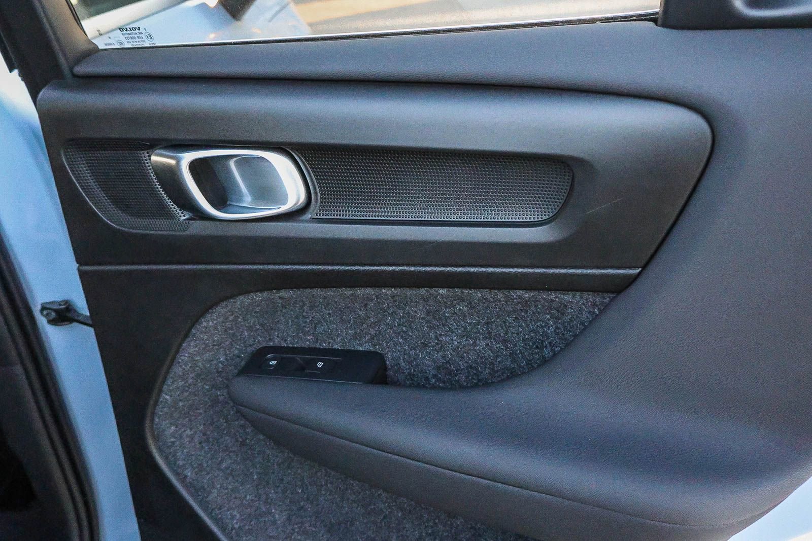 Used 2025 Volvo XC40 B5 Core image 27