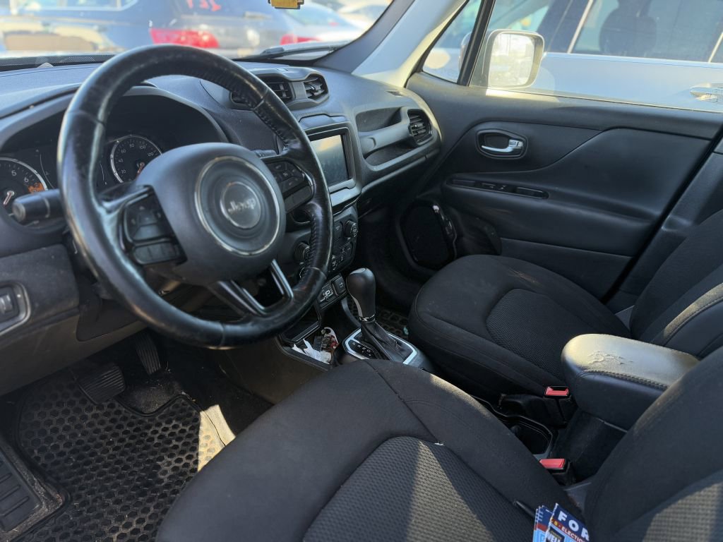 Used 2018 Jeep Renegade Altitude w/ Cold Weather Group FWD image 6