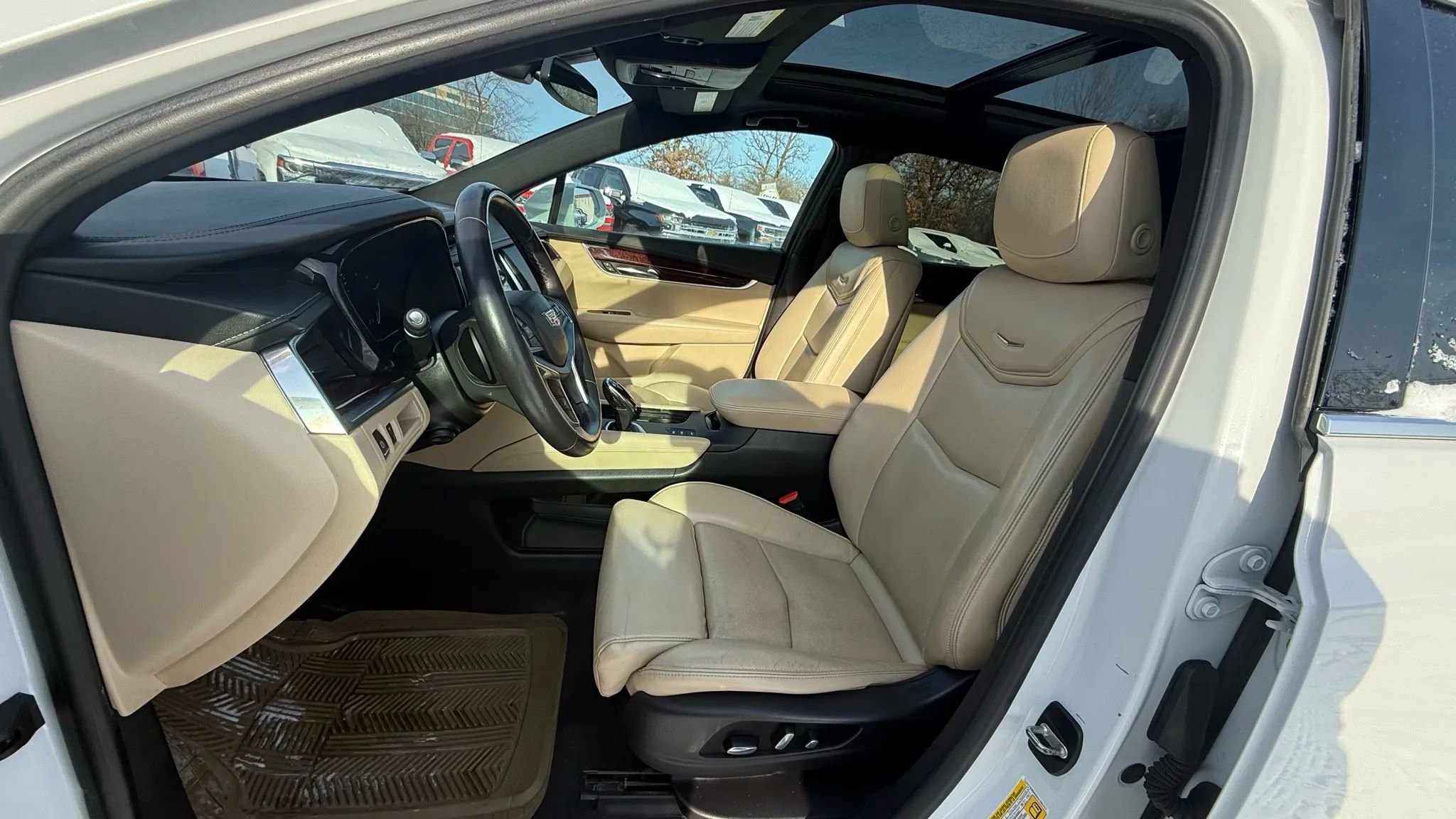 Used 2017 Cadillac XT5 Luxury image 2