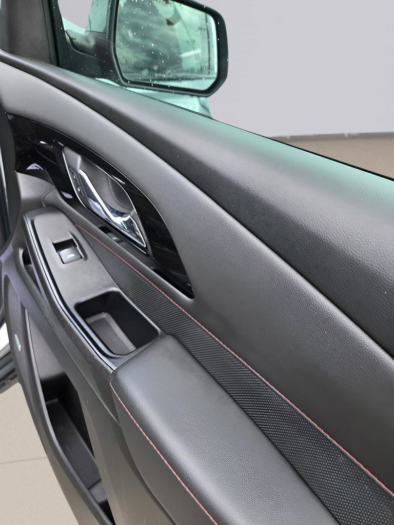 Used 2023 Chevrolet Traverse RS FWD image 15