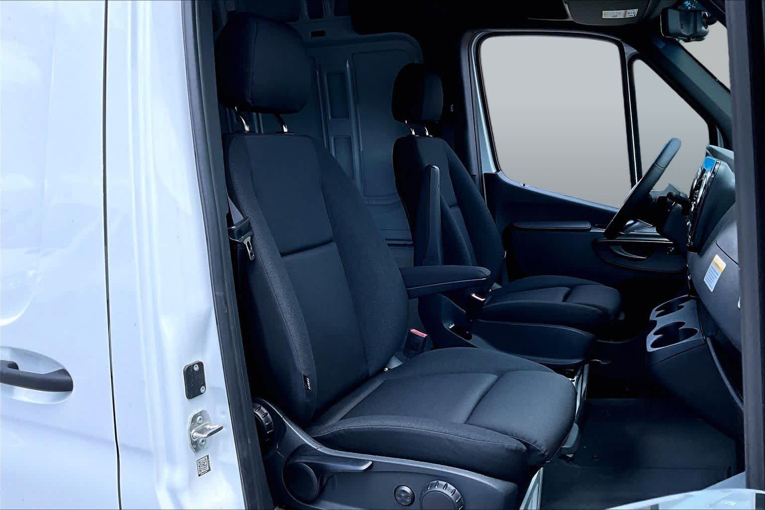Used 2025 Mercedes-Benz Sprinter 2500 image 9