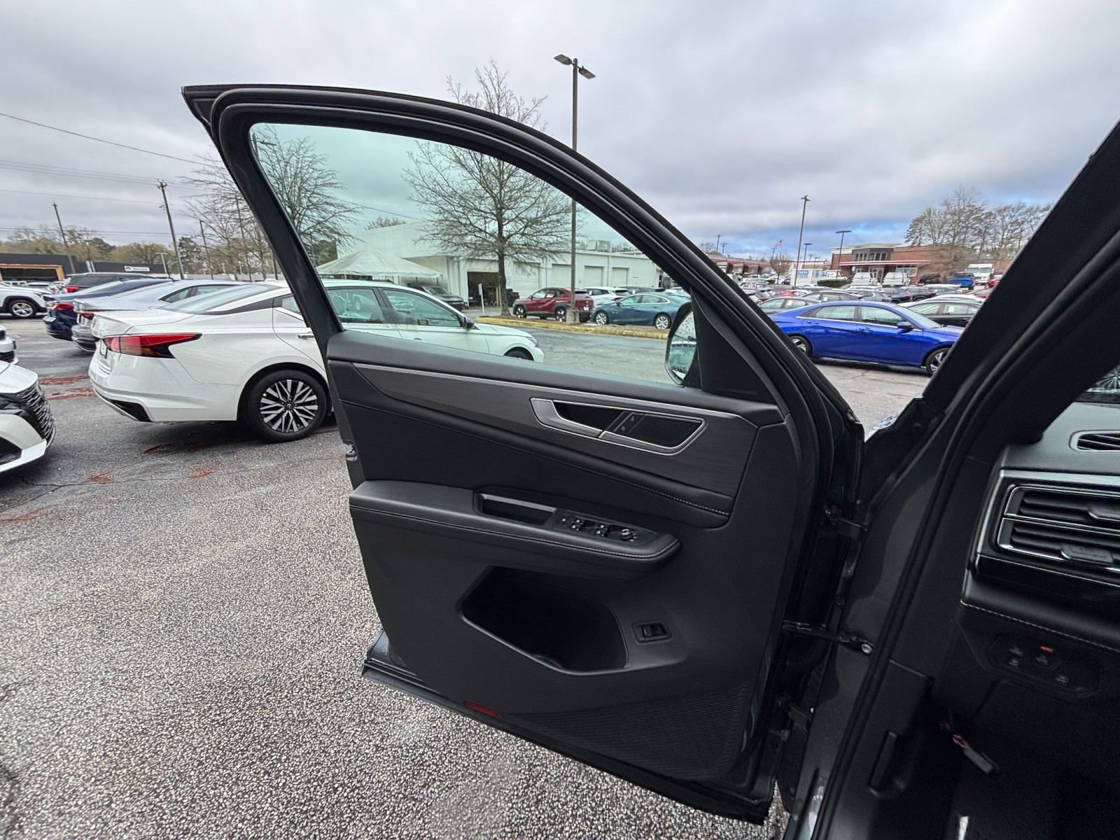 Used 2025 Volkswagen Atlas Cross Sport SE FWD image 18