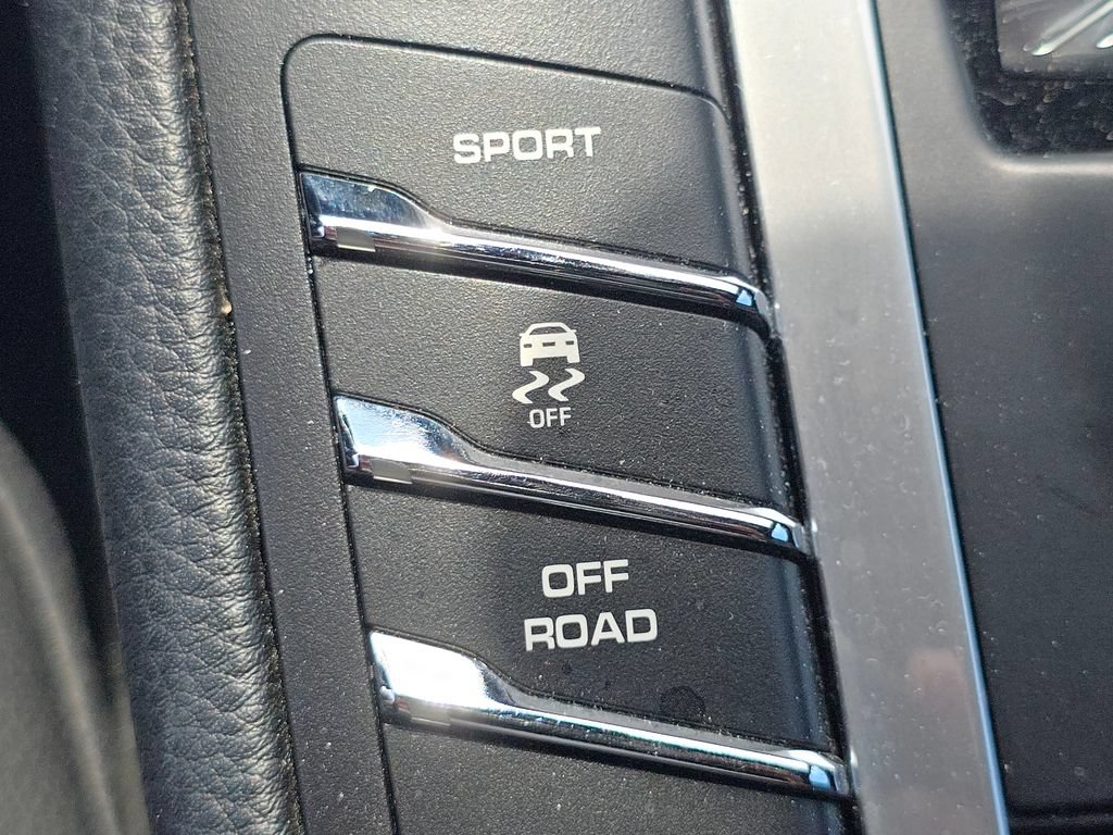 Used 2020 Porsche Macan AWD/4WD image 29