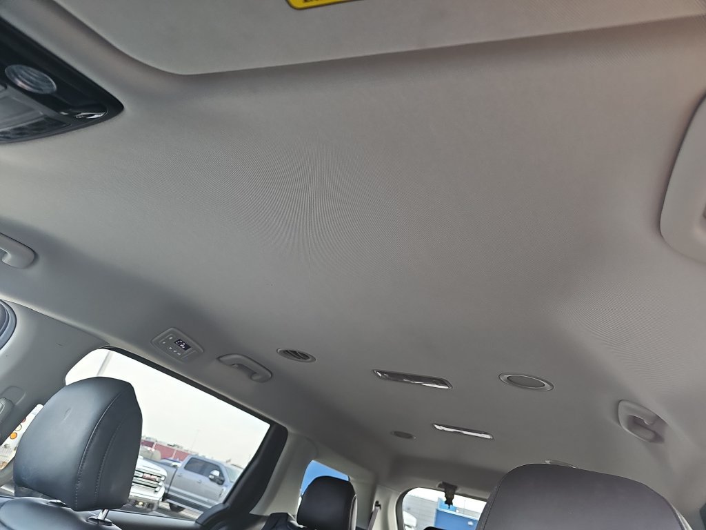 Used 2025 Kia Carnival FWD image 27