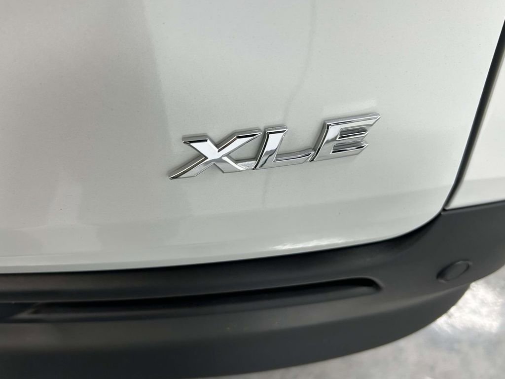 Used 2026 Toyota Sienna XLE FWD image 11