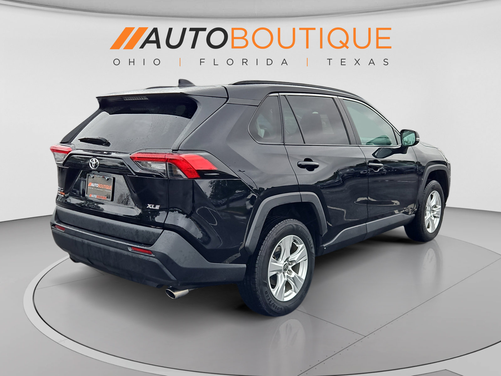 Used 2021 Toyota RAV4 XLE w/ Convenience Package FWD image 5