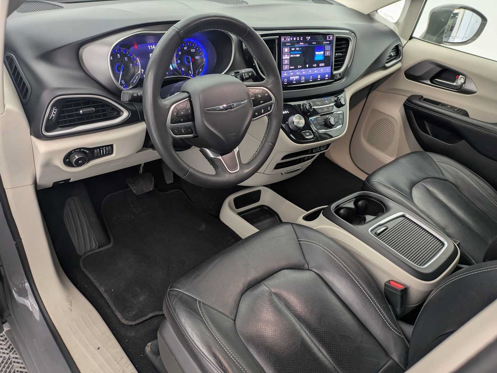 Used 2022 Chrysler Pacifica Touring-L FWD image 2