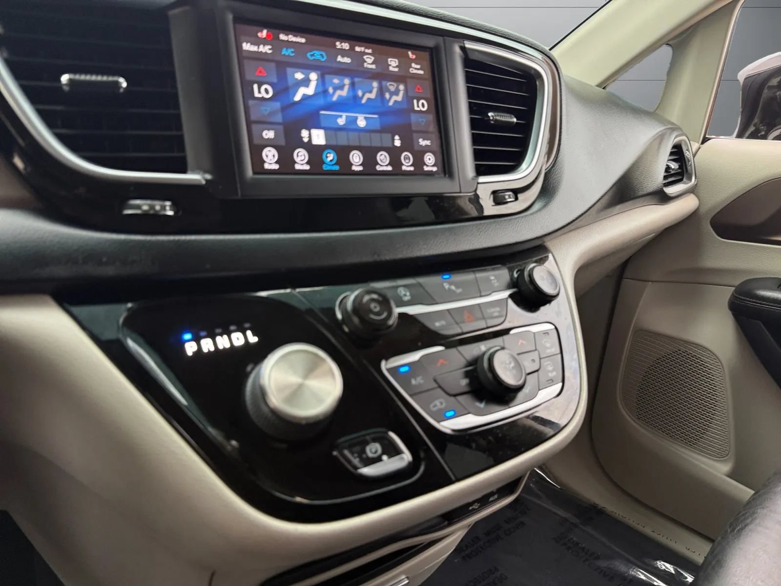 Used 2019 Chrysler Pacifica Touring-L FWD image 36