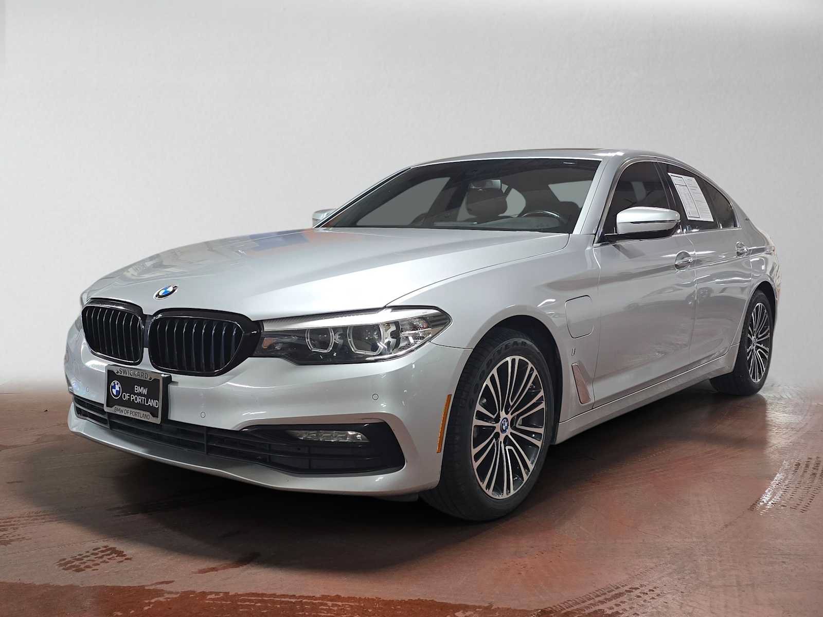 Used 2018 BMW 530e xDrive w/ Premium Package 2 AWD/4WD image 7