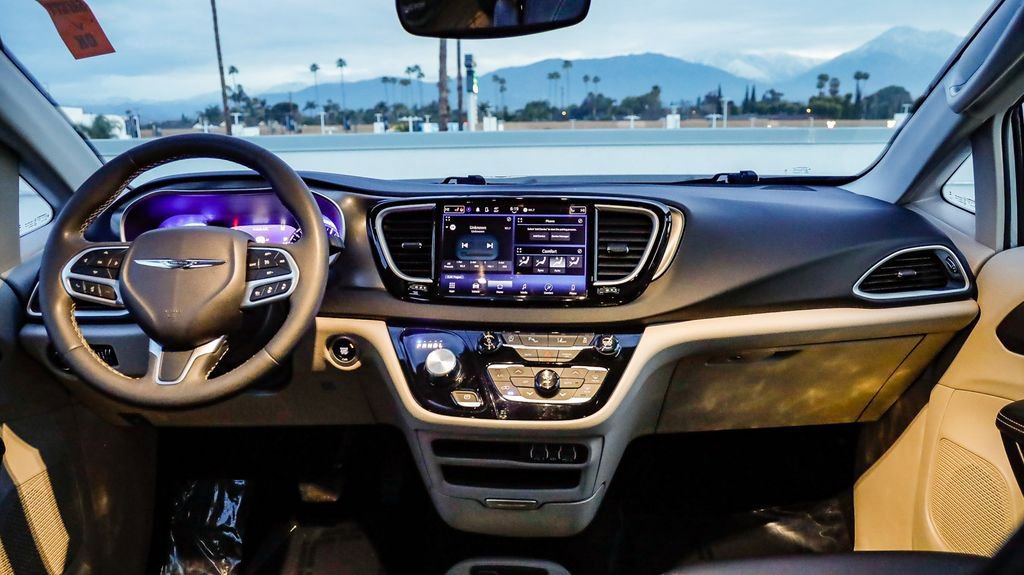 Certified 2024 Chrysler Pacifica Touring-L image 15