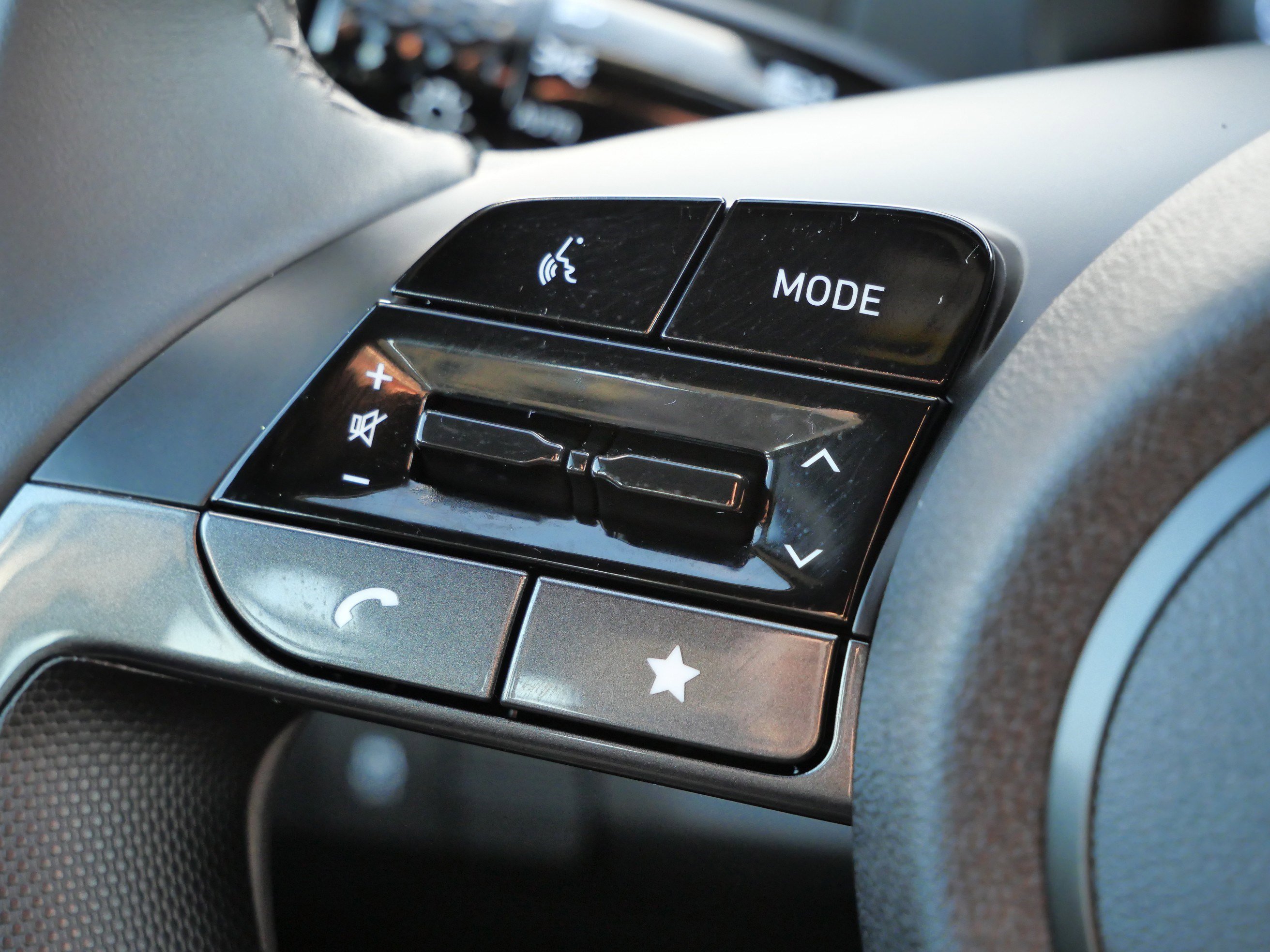 Certified 2025 Hyundai Elantra Sport image 32