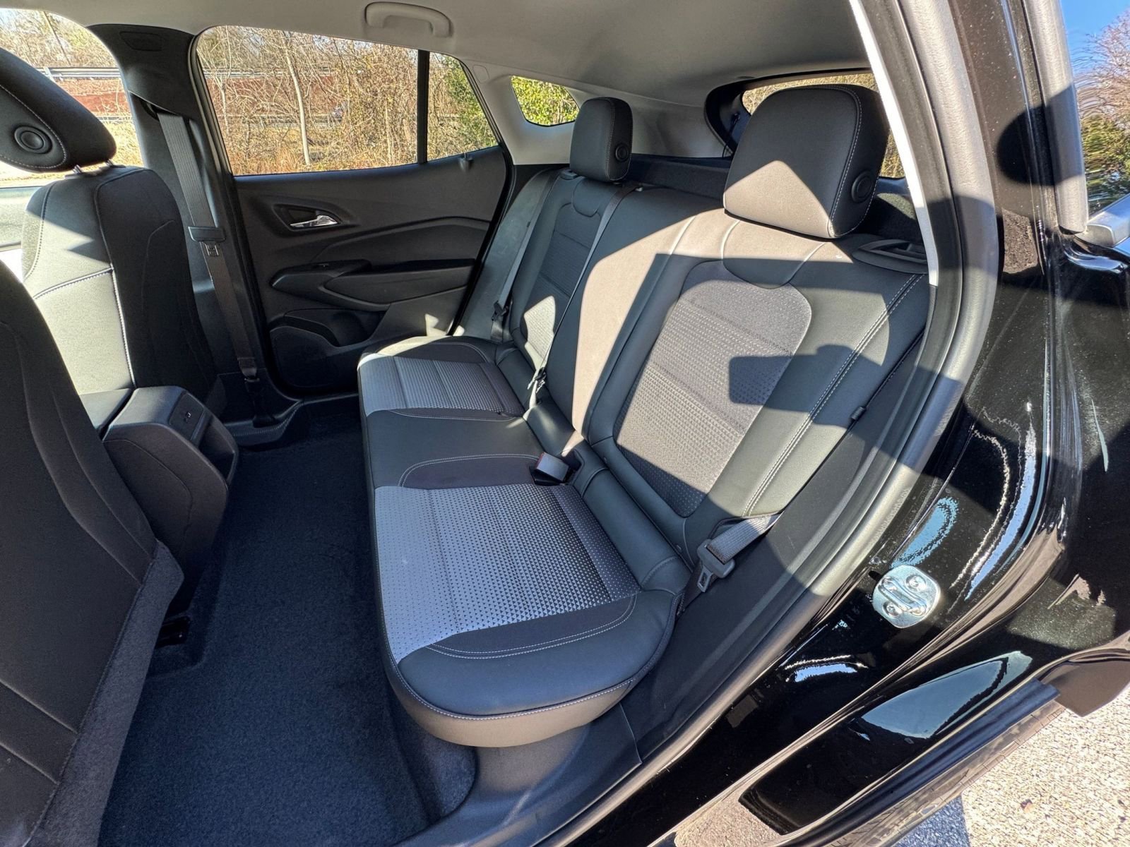 Used 2025 Chevrolet Trax LT w/ LT Convenience Package image 32