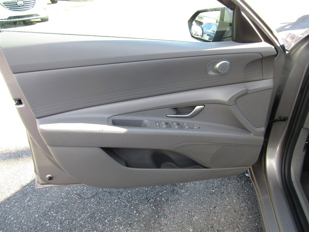 Used 2021 Hyundai Elantra SE image 13