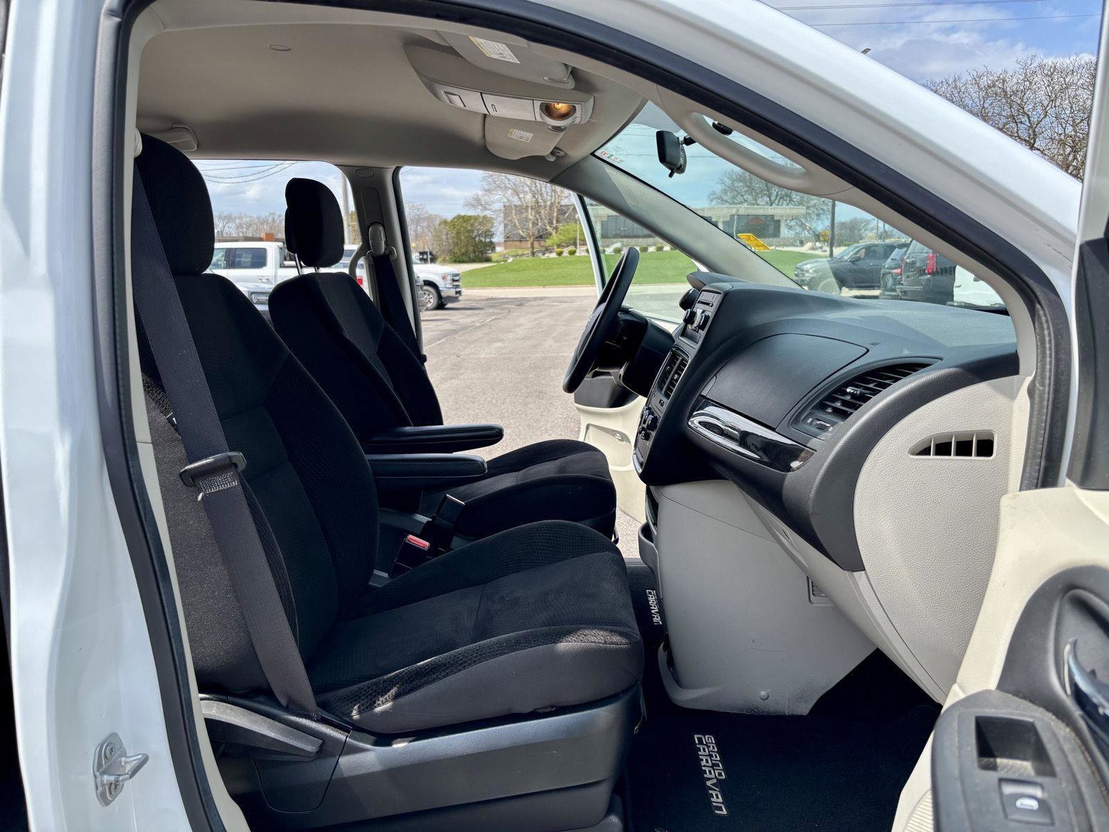 Used 2017 Dodge Grand Caravan SE image 7