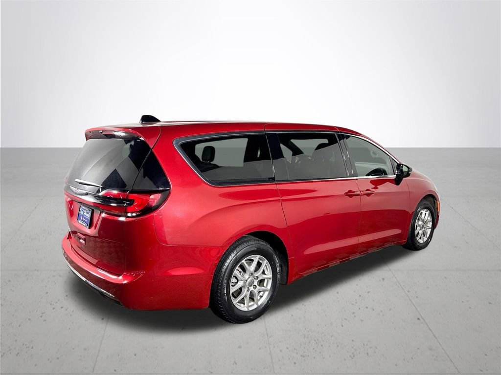 Used 2025 Chrysler Pacifica Select image 6