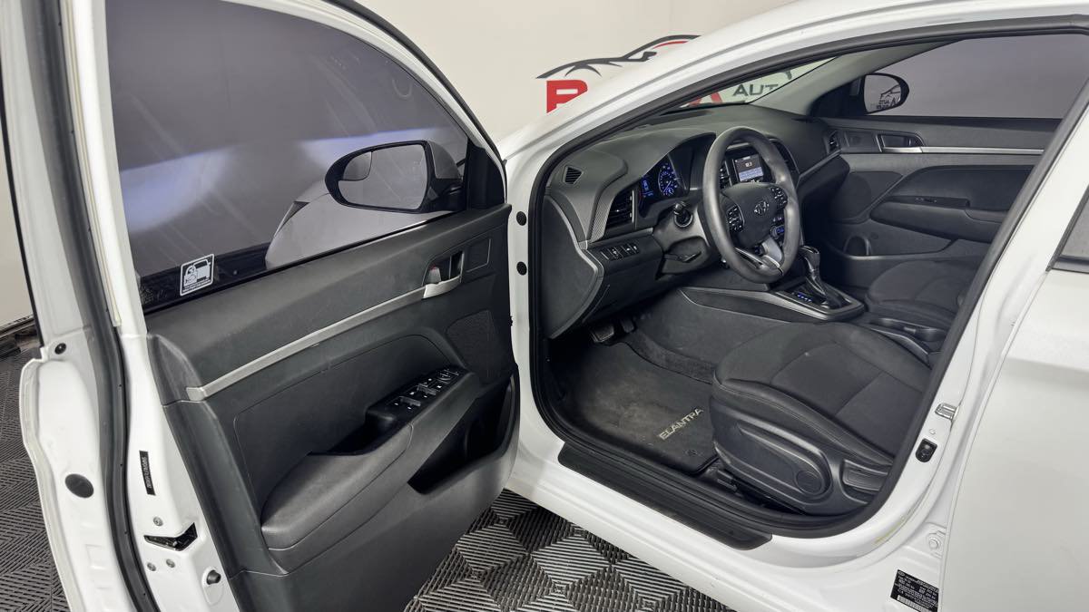 Used 2020 Hyundai Elantra SE w/ Cargo Package (C1) FWD image 11