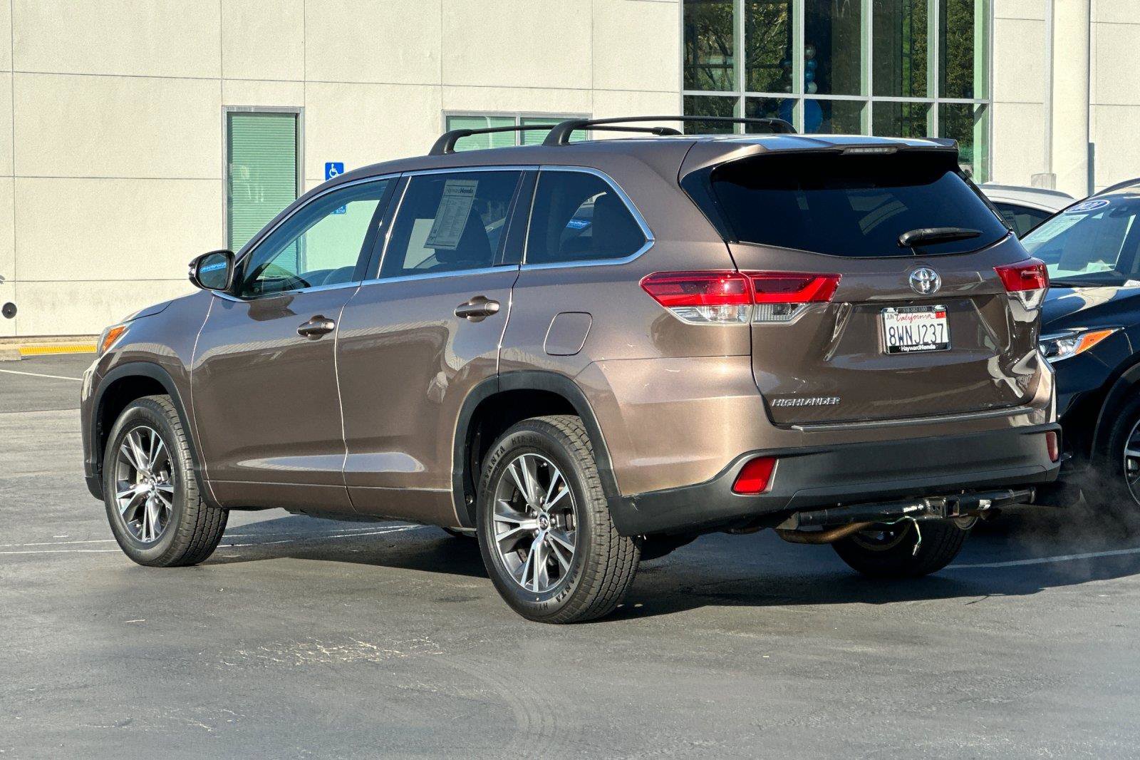 Used 2018 Toyota Highlander LE w/ Carpet Mat Package (TMS) image 5