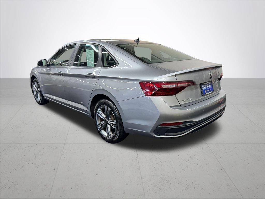 Used 2024 Volkswagen Jetta SE FWD image 4