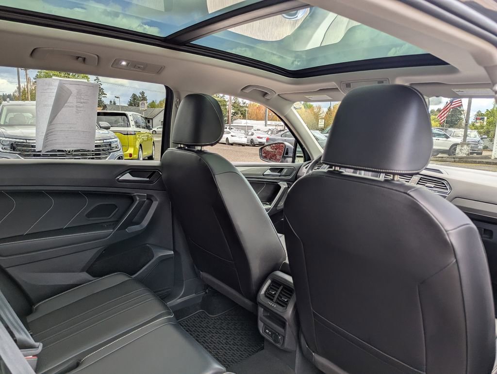 Certified 2024 Volkswagen Tiguan SE w/ Panoramic Sunroof Package image 32