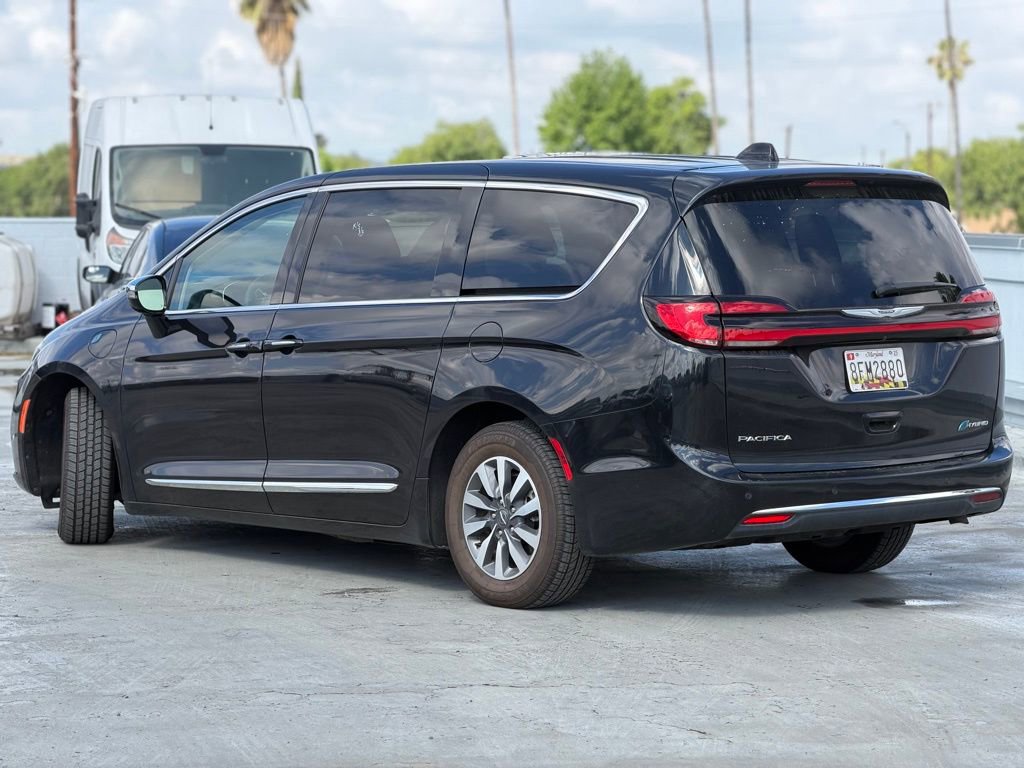 Used 2023 Chrysler Pacifica Limited FWD image 3