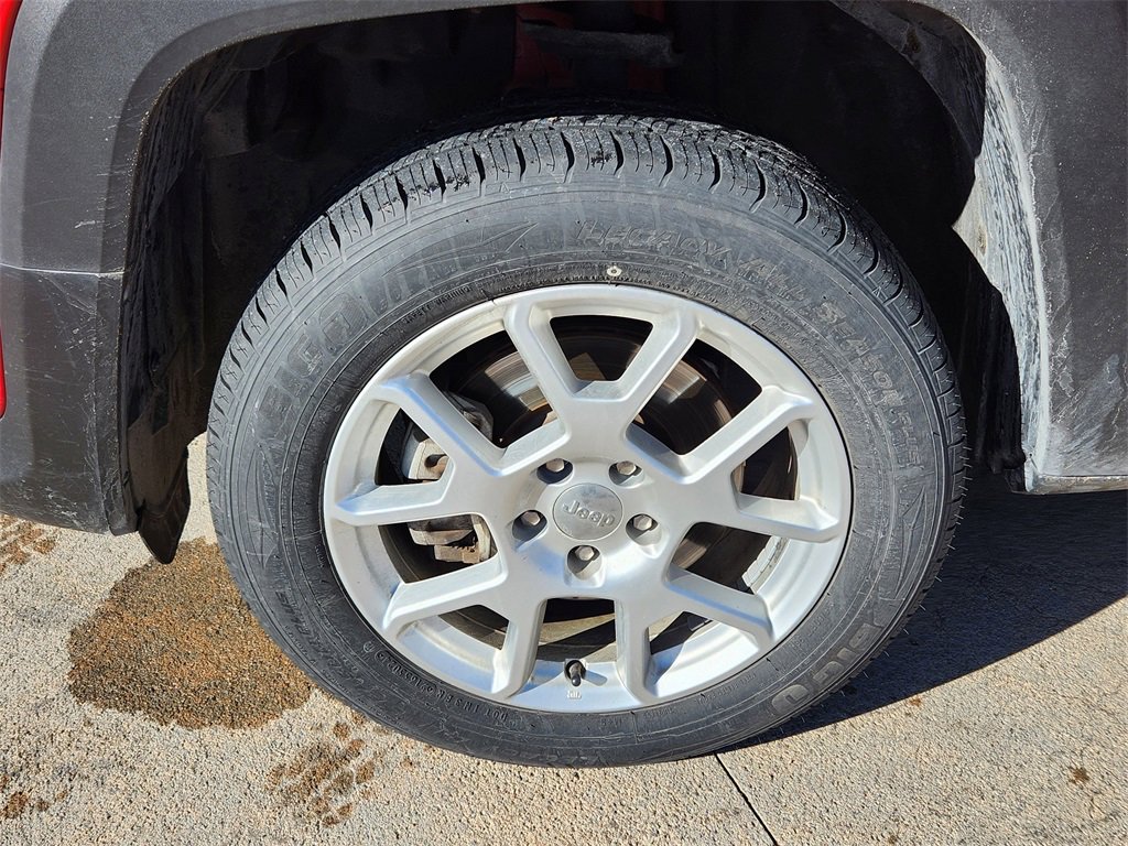 Used 2020 Jeep Renegade Latitude w/ Cold Weather Group image 18