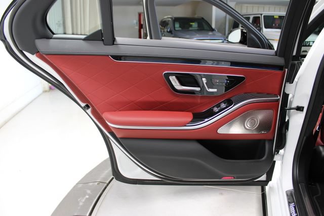 Used 2025 Mercedes-Benz S 580 4MATIC Sedan w/ AMG Line Package image 39
