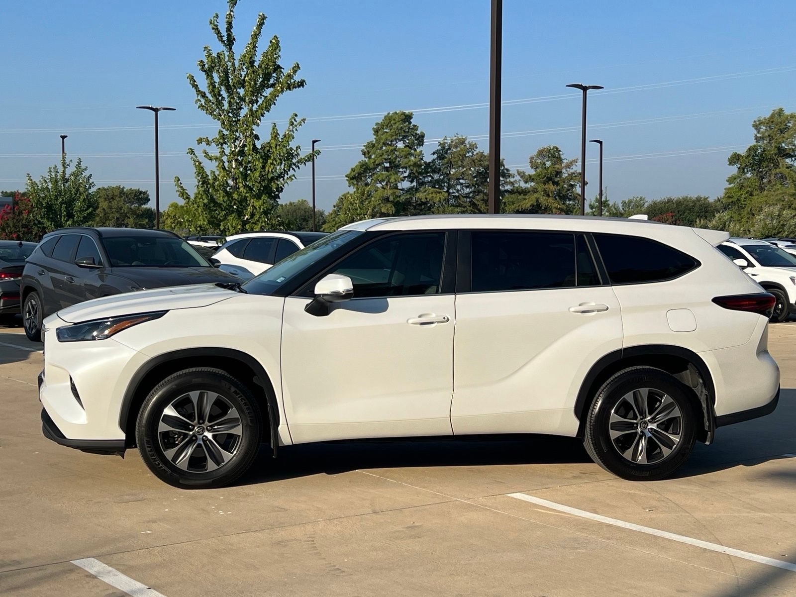 Used 2023 Toyota Highlander XLE FWD image 6
