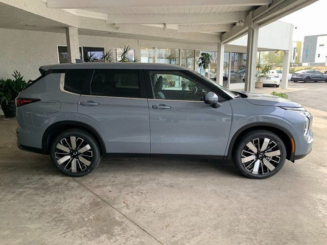 New 2026 Mitsubishi Outlander SE FWD image 2
