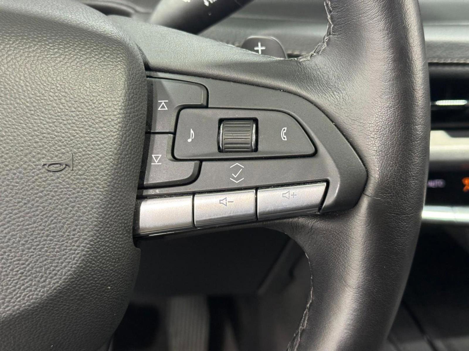 Used 2025 Cadillac XT4 Premium Luxury image 31