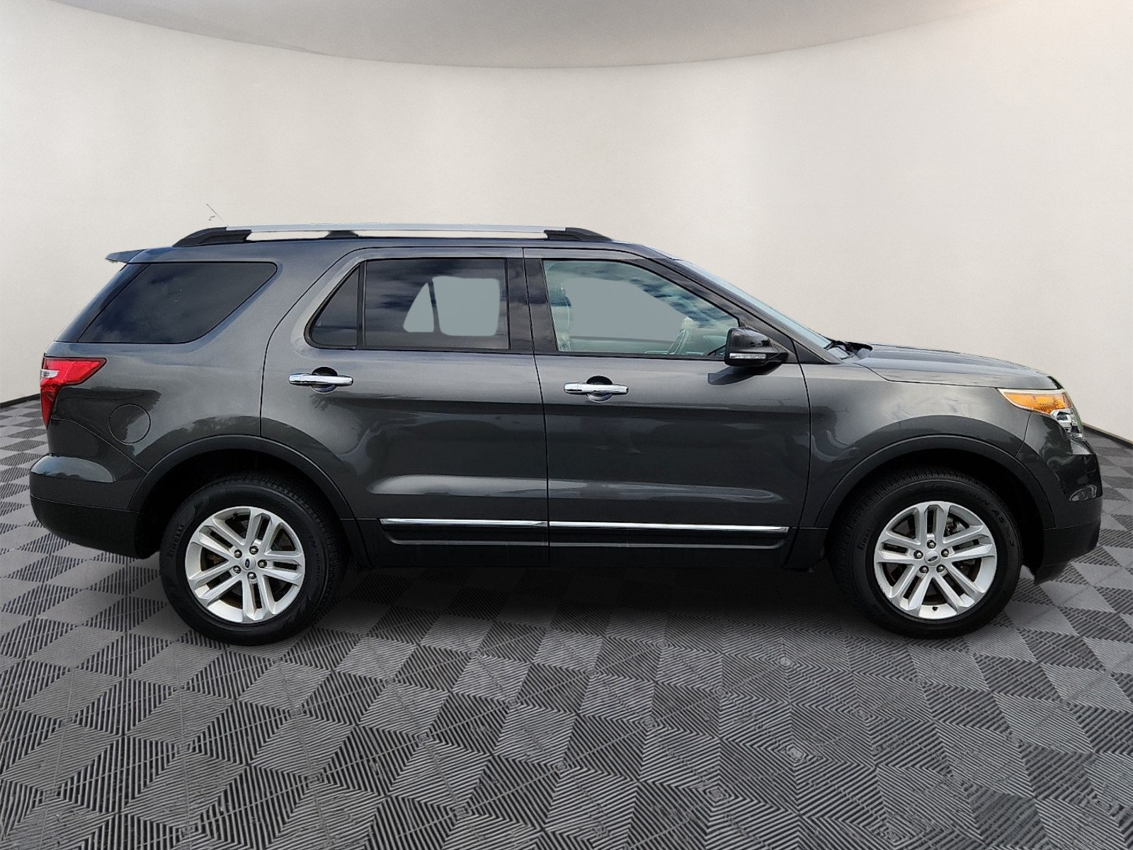 Used 2015 Ford Explorer XLT w/ Equipment Group 202B AWD/4WD image 7