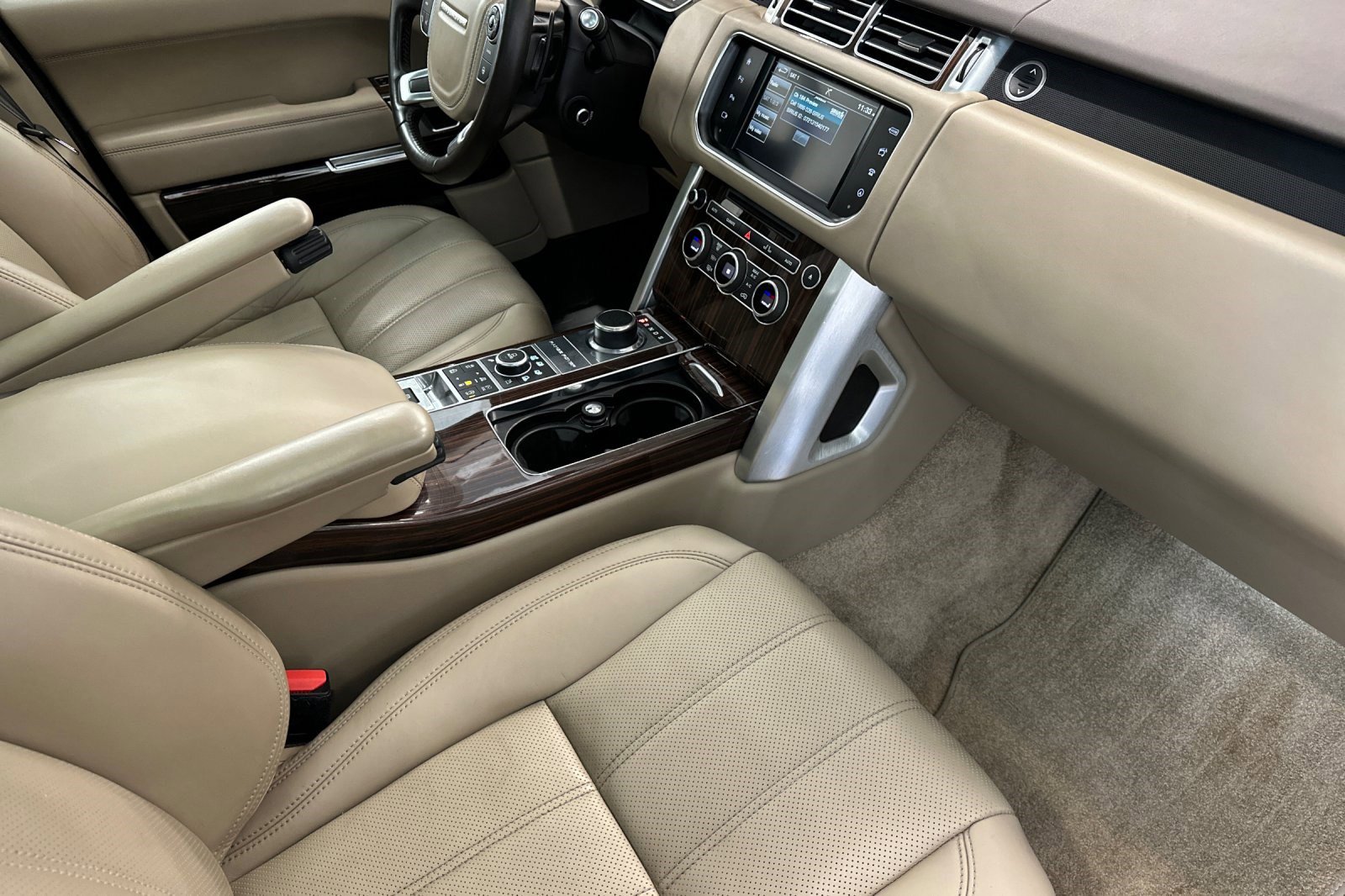 Used 2016 Land Rover Range Rover HSE image 32