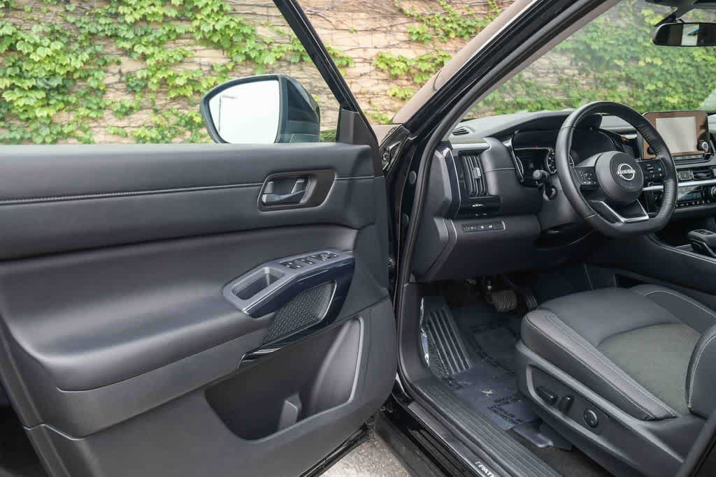 Used 2024 Nissan Pathfinder SV w/ SV Premium Package FWD image 25