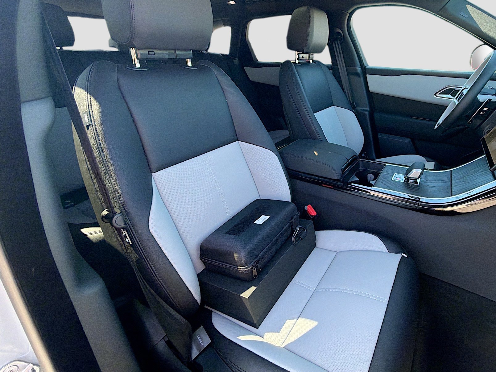 New 2026 Land Rover Range Rover Velar Dynamic SE image 15