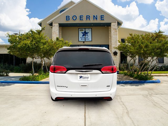 Used 2020 Chrysler Pacifica Touring-L w/ Advanced Safetytec Group image 4