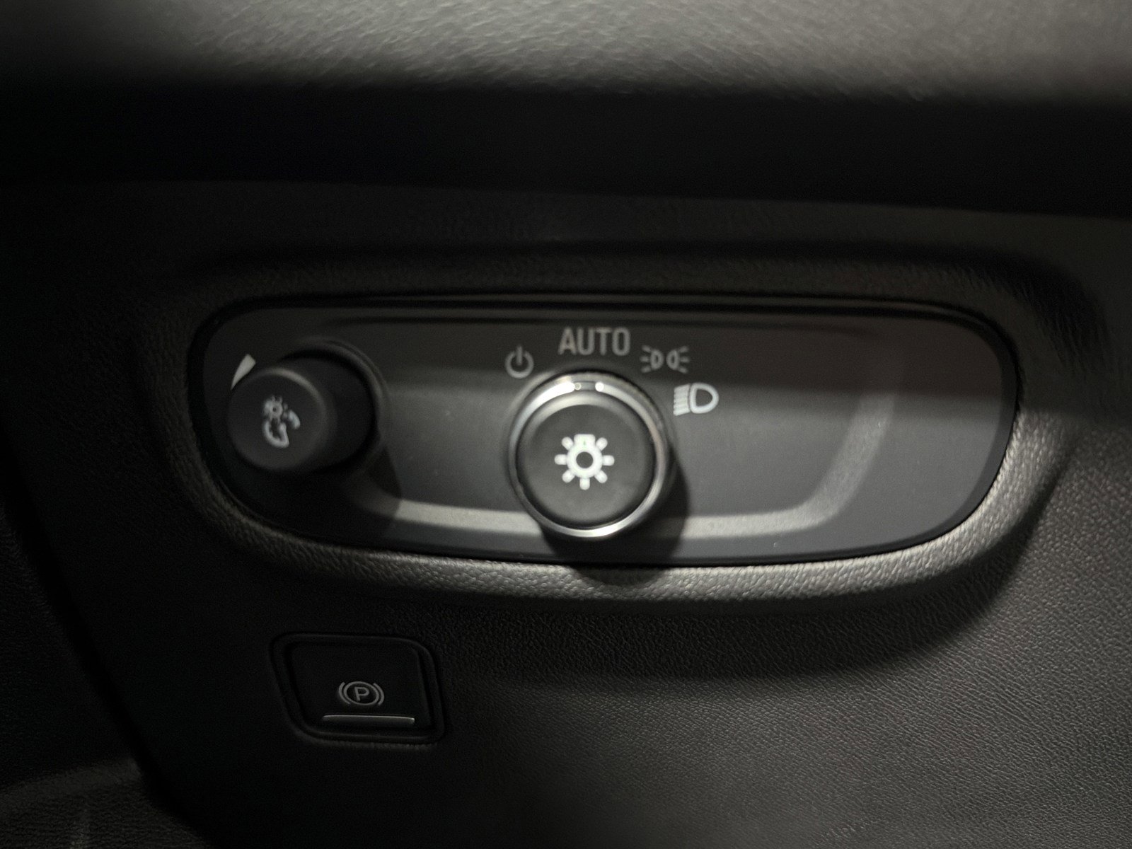 Used 2024 GMC Terrain SLE image 25