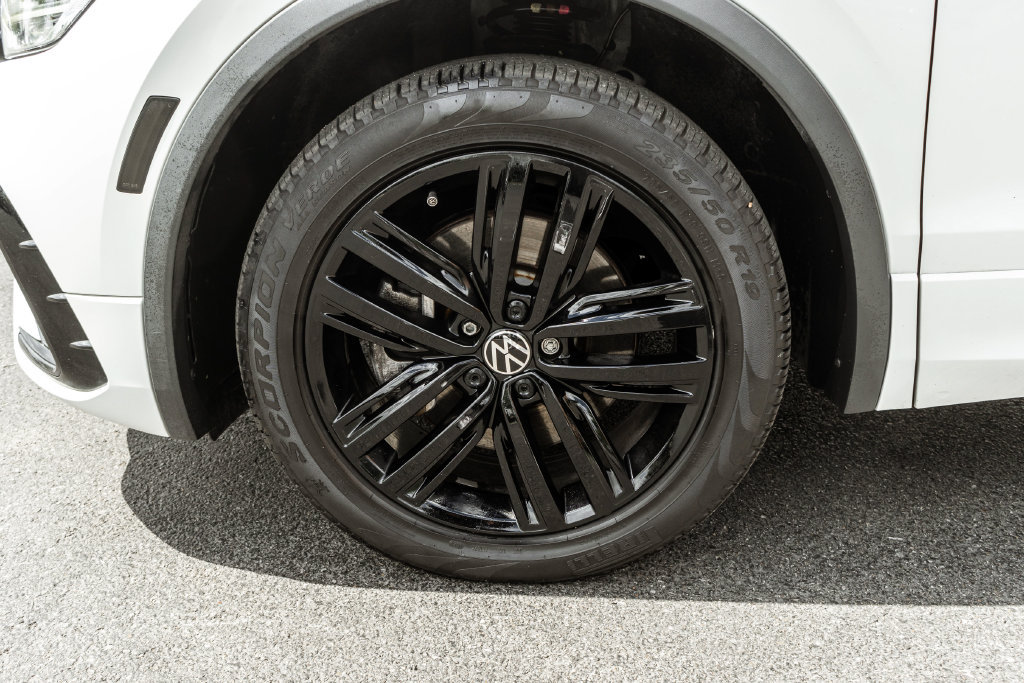 Used 2022 Volkswagen Tiguan SE R-Line AWD/4WD image 32