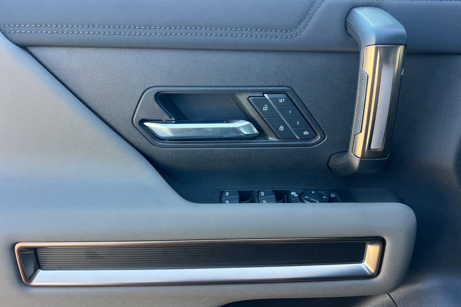 Used 2025 GMC Hummer EV 2X w/ Extreme Off-Road Package image 11