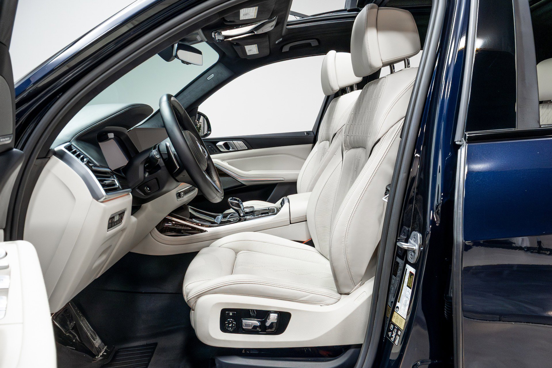 Used 2021 BMW X7 M50i image 5