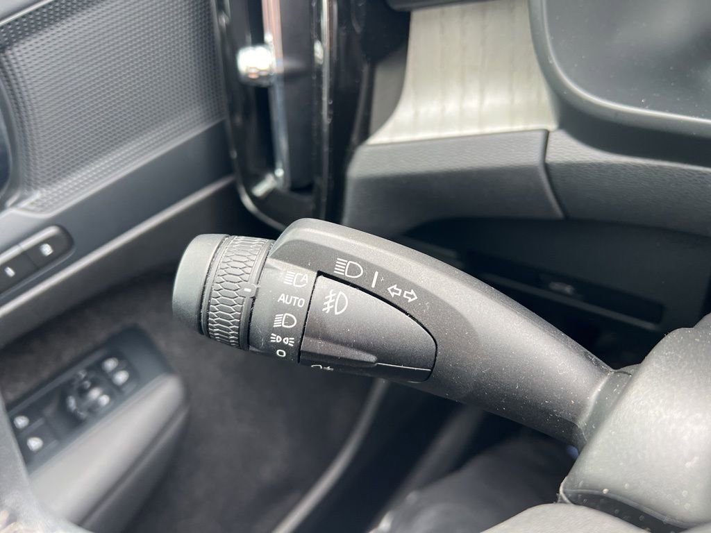 Used 2024 Volvo XC40 B5 Core image 14