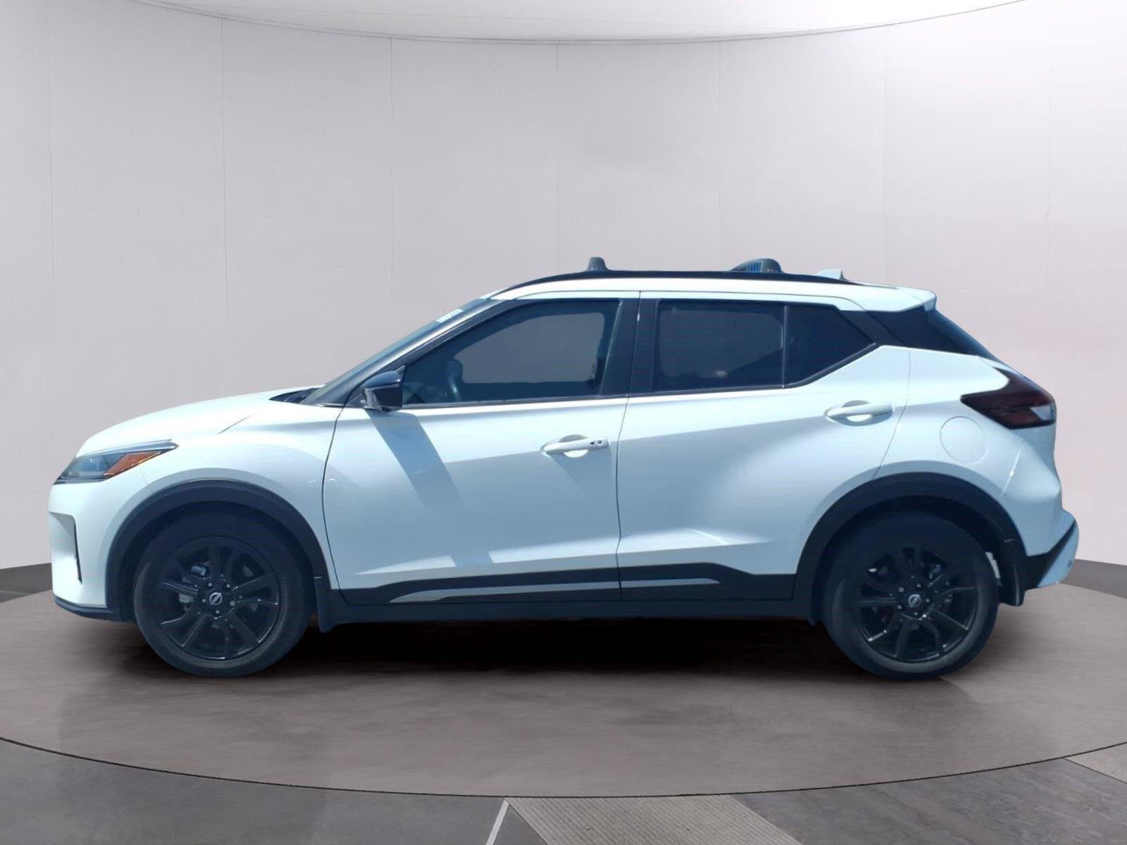 Used 2023 Nissan Kicks SR w/ SR Premium Package FWD image 2