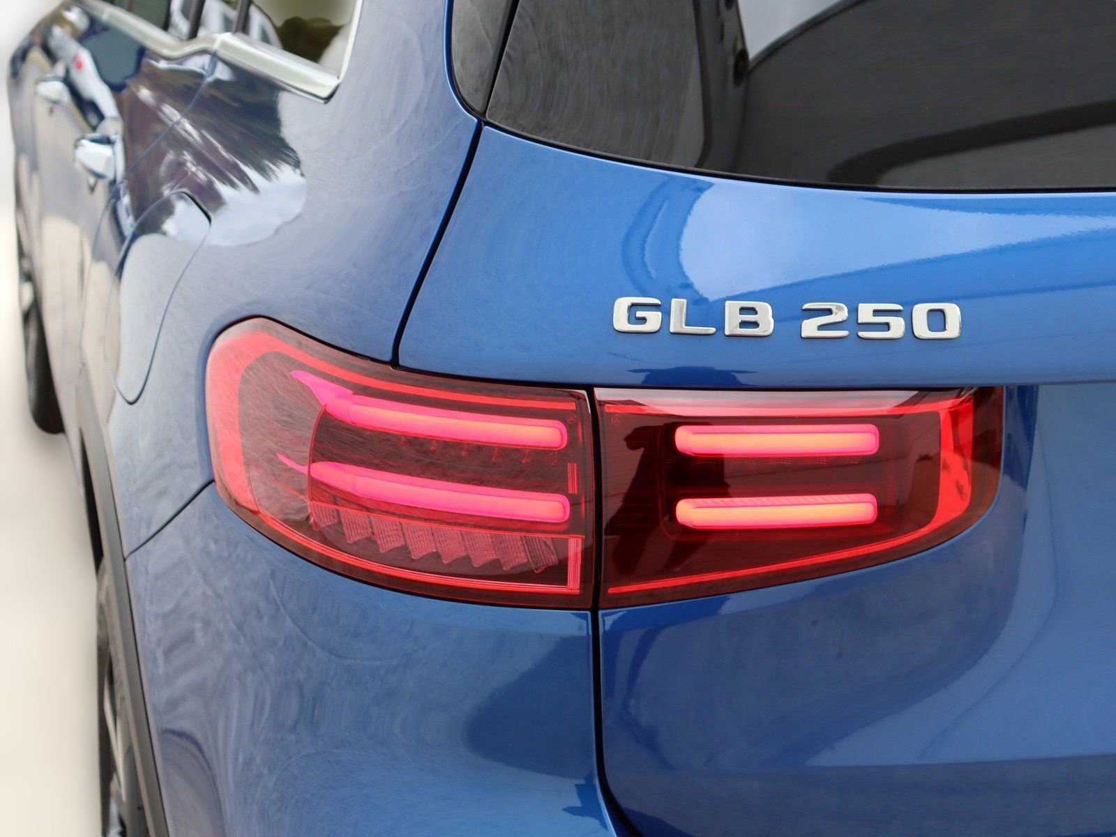 Used 2025 Mercedes-Benz GLB 250 image 11