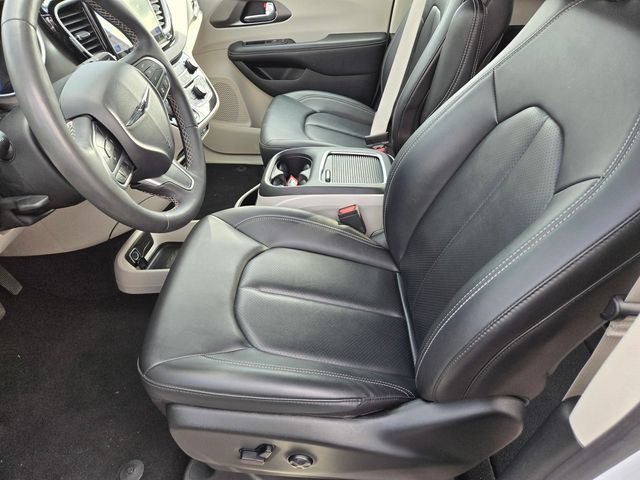 Used 2024 Chrysler Pacifica Touring-L FWD image 12