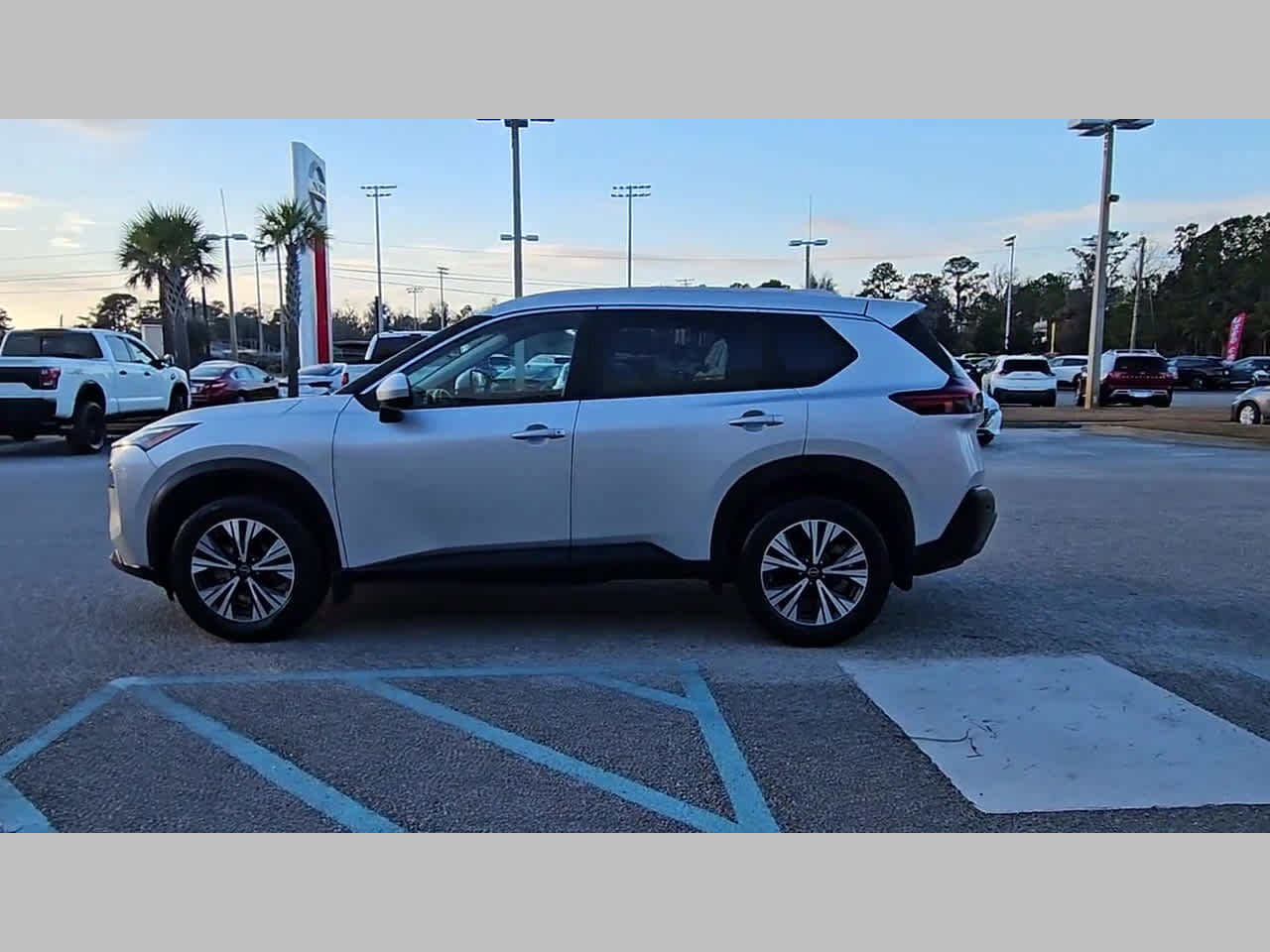 Used 2023 Nissan Rogue SV w/ SV Premium B Package image 28